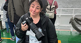 eresulterin Kirsten Bringmann mit Kamera auf einem Schiff