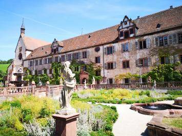 Klosterhotel Bronnbach bei strahlend blauem Himmel und grüner Kulisse