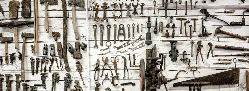 Eine Wand voller akribisch sortierter Werkzeuge