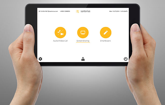 In Händen gehaltenes Tablet zeigt die Neukonzeption und das Interfacedesign einer Meetingraum-Software von Sartorius