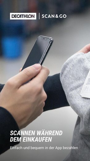 Darstellung von DECATHLON Scan & Go Funktion. Eine Person scannt mit ihrem Handy das Ettiket einer Hose.